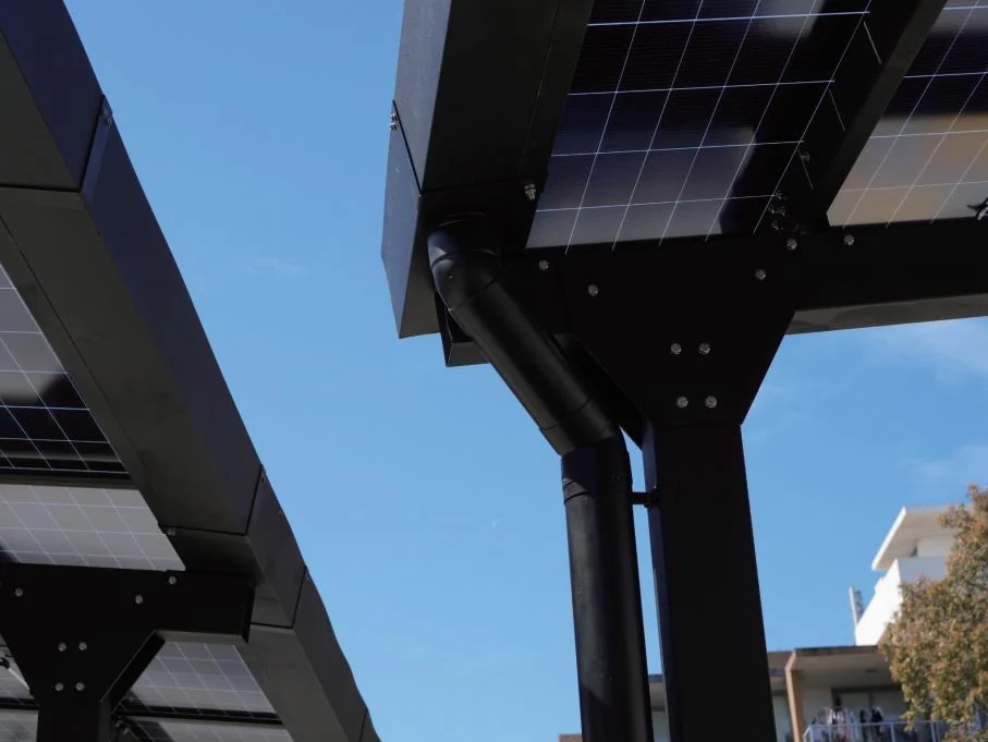 Polaris roof edge, drainage connection and column at Botany